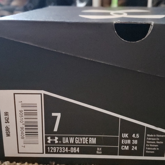 Under Armour women size 7 cleats - Picture 4 of 4